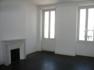 Location APPARTEMENT T2 - MARSEILLE 13005 - RUE AUGUSTE BLANQUI - APPARTEMENT RÉNOVÉ