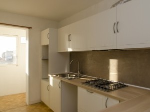 Location APPARTEMENT T2 - MARSEILLE 13007 - QUARTIER SAMATAN - CUISINE ÉQUIPÉE, RANGEMENTS ...
