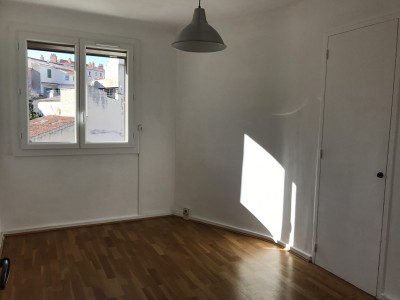 Location APPARTEMENT T3 - MARSEILLE 13007 - PROXIMITÉ VALLON DES AUFFES   - PARKING, BALCON, CUISINE AMÉNAGÉE 