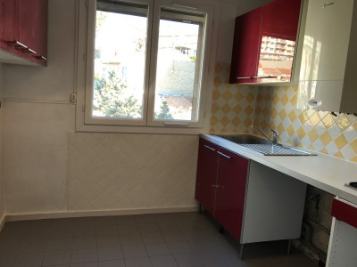 Location APPARTEMENT T3 - MARSEILLE 13007 - PROXIMITÉ VALLON DES AUFFES   - PARKING, BALCON, CUISINE AMÉNAGÉE 
