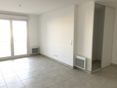 Location APPARTEMENT T3 - 13008 - Cantini / Rouet - Cuisine équipée, terrasse, vue dégagée, garage fermé ...