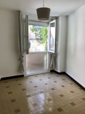Location APPARTEMENT T4 - MARSEILLE 13007 - SAINT VICTOR 7E - BON ETAT