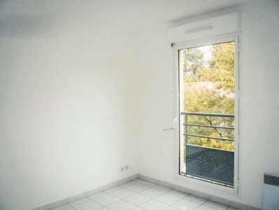 Location APPARTEMENT T2 - MARSEILLE 13005 - RÉSIDENCE LE MÉDICIS - BON ETAT, BALCON, ASCENSEUR, PARKING