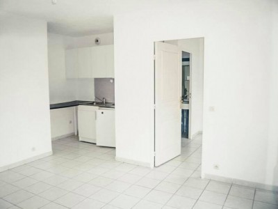 Location APPARTEMENT T2 - MARSEILLE 13005 - RÉSIDENCE LE MÉDICIS - BON ETAT, BALCON, ASCENSEUR, PARKING