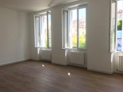 Location APPARTEMENT T4 ,13006 Marseille , traverse Gazzino , traversant, cuisine équipée, vue dégagée ...