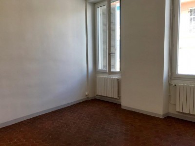 Location APPARTEMENT T4 ,13006 Marseille , traverse Gazzino , traversant, cuisine équipée, vue dégagée ...