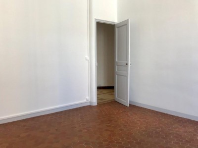 Location APPARTEMENT T4 ,13006 Marseille , traverse Gazzino , traversant, cuisine équipée, vue dégagée ...