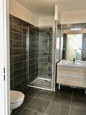 Location APPARTEMENT T2 , Marseille 13007 , Quartier St Victor , cuisine équipée, balcon, garage...