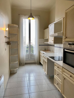 Location APPARTEMENT T3 - Marseille 13006 - Baille / Castellane - Cuisine équipée, tomettes, parquet, climatisation, double vitrage ...
