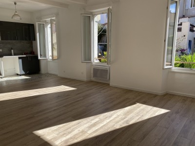 Location APPARTEMENT T3 , Marseille 13007 , Quartier Bompard, rue Nicolaïs , Traversant , lumineux, cuisine équipée ...