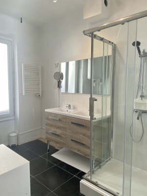 Location APPARTEMENT T3 , Marseille 13007 , Quartier Bompard, rue Nicolaïs , Traversant , lumineux, cuisine équipée ...