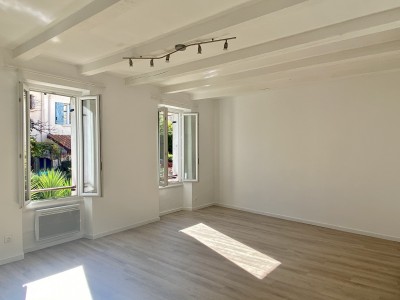 Location APPARTEMENT T3 , Marseille 13007 , Quartier Bompard, rue Nicolaïs , Traversant , lumineux, cuisine équipée ...