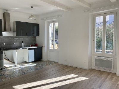 Location APPARTEMENT T3 , Marseille 13007 , Quartier Bompard, rue Nicolaïs , Traversant , lumineux, cuisine équipée ...