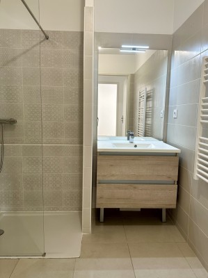 Location APPARTEMENT T2 13007 - MARSEILLE 07 , Quartier Saint Victor , Terrasse, garage ...