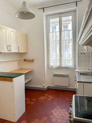 Location APPARTEMENT T2 , 13006 Marseille ,CASTELLANE , cuisine séparée, rangements, proches des commodités ...